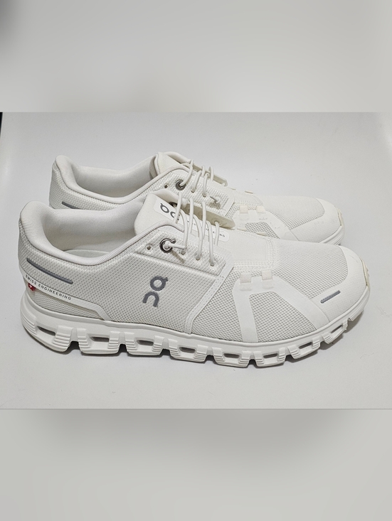 On Running Shoes - Women's On Running Cloud 6 size 9.5